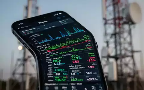 Nahaufnahme eines iPhone-Bildschirms mit technischen Diagnosedaten zur Mobilfunksignalstärke, unscharfer Hintergrund. - Foto: über boerse-global.de