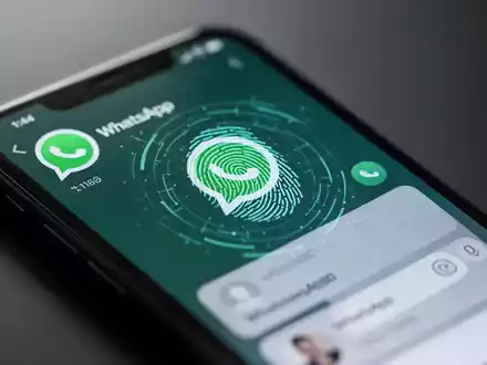 Smartphone-Bildschirm mit WhatsApp-Chat und Fingerabdruck-Symbol für sichere Passkey-Authentifizierung. - Foto: über boerse-global.de
