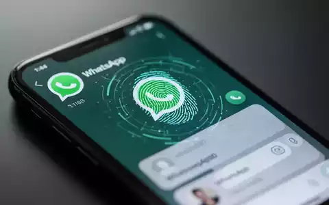 Smartphone-Bildschirm mit WhatsApp-Chat und Fingerabdruck-Symbol für sichere Passkey-Authentifizierung. - Foto: über boerse-global.de