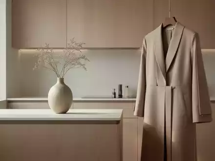 Eine minimalistische Küche mit klaren Linien und einem modernen Kleidungsstück in neutralen Farben. - Foto: über boerse-global.de
