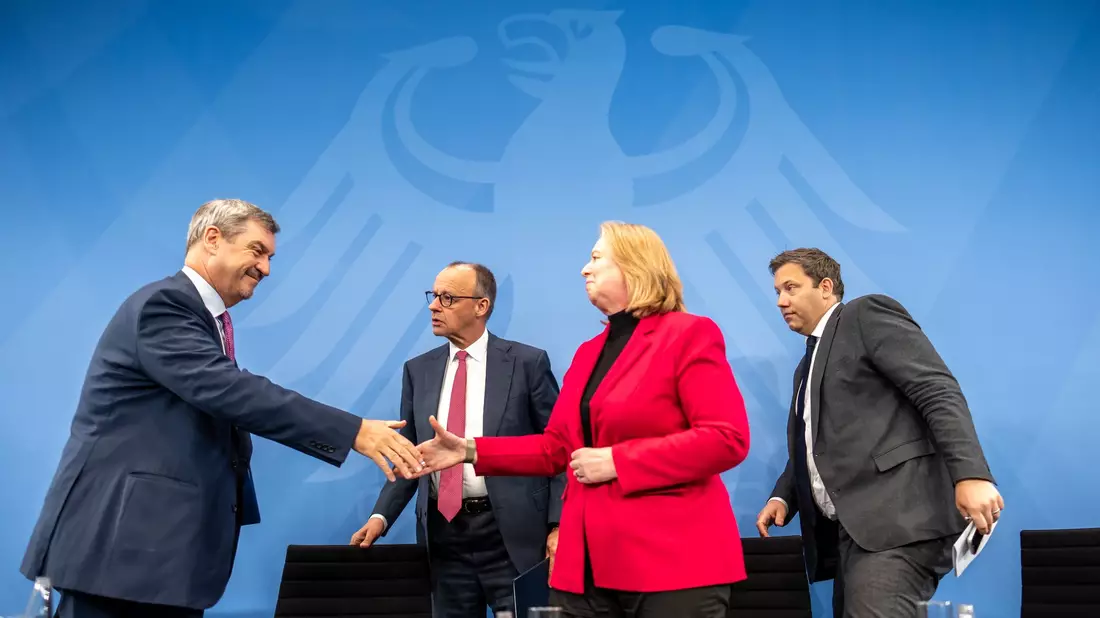 Die Koalition will kleine und mittlere Einkommen entlasten. (Archivbild) - Bild: Michael Kappeler/dpa