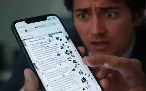 Nahaufnahme eines Smartphone-Bildschirms mit einer fehlerhaften Webseite und einer frustrierten Person im Hintergrund. - Foto: über boerse-global.de