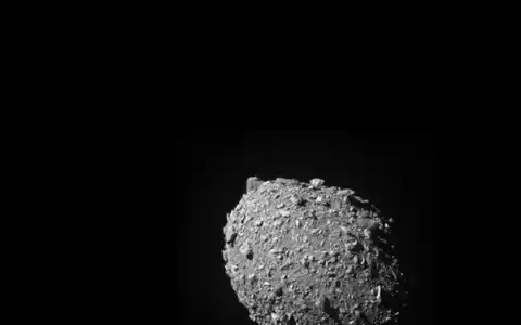 Das von der NASA zur Verfügung gestellte Foto zeigt den Asteroiden-Mond Dimorphos kurz vor dem Aufprall der Raumsonde «Dart». (Handout) - Foto: -/NASA/Johns Hopkins APL/dpa