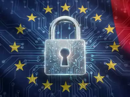 Ein stilisiertes, leuchtendes digitales Vorhängeschloss auf einer Leiterplatte, das digitale Sicherheit und Regulierung symbolisiert, mit EU-Farben im Hintergrund. - Foto: über boerse-global.de