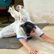 Fast sieht es aus, als hätten die kleinen Hunde selbst eine Yogapose eingenommen.  - Bild: Carola Frentzen/dpa