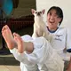 Puppy Yoga macht die Menschen glücklich - aber es gibt Schattenseiten. - Bild: Carola Frentzen/dpa