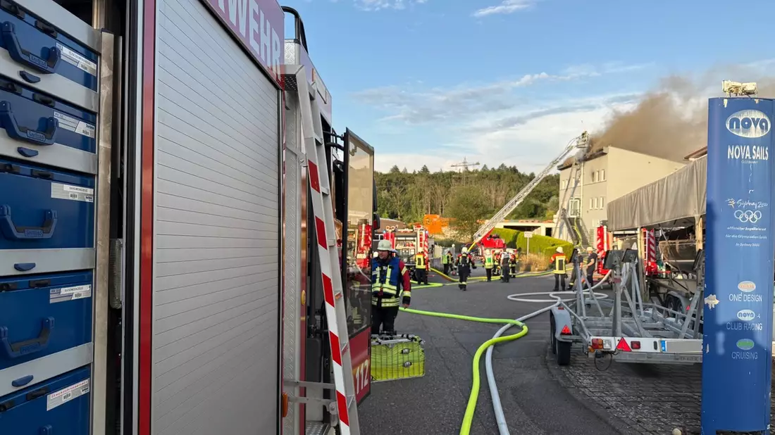 FW Überlingen: Brand eines Wohn- und Geschäftshauses im Überlinger Industriegebiet / massiver Löschangriff über mehrere Angriffsleitungen - Bild: presseportal.de
