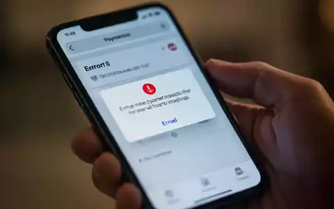 Ein Smartphone-Bildschirm zeigt eine Fehlermeldung bei einer Zahlungstransaktion in einer mobilen App, mit einer unscharfen Hand, die das Gerät hält. - Foto: über boerse-global.de
