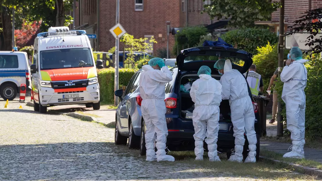 Sechs Menschen werden in Stade erschossen, weitere Verletzte gibt es aber - anders als zunächst berichtet - nicht. - Bild: Ulrich Perrey/dpa
