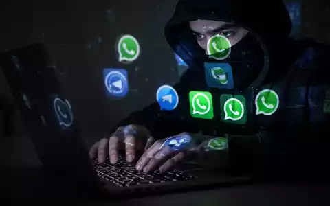 Hände tippen auf einer Laptoptastatur, mit Logos verschlüsselter Messaging-Apps, die auf den Bildschirm projiziert werden. Die Szene vermittelt digitale Spionage. - Foto: über boerse-global.de