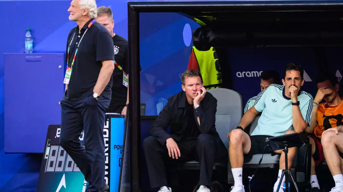 Rudi Völler und Julian Nagelsmann sind fassungslos nach dem WM-Aus. - Bild: Tom Weller/dpa