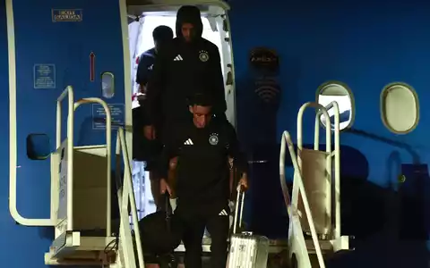 Die FuĂball-Nationalmannschaft ist wieder im WM-Quartier angekommen - enttĂ€uscht nach dem WM-Aus. - Foto: Christian Charisius/dpa