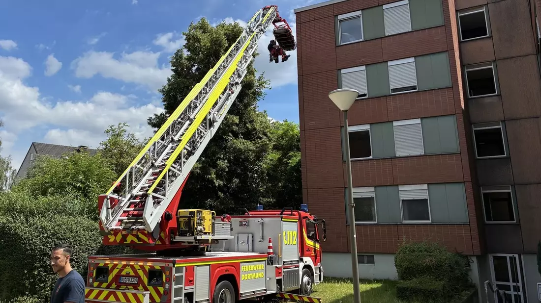 FW-DO: Feuerwehr rettet Person mit Spezialgerät aus Wohnung - Bild: presseportal.de