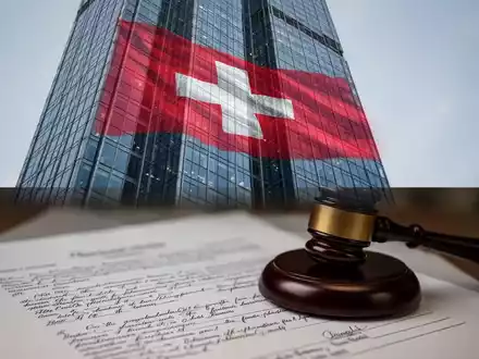 Ein moderner Glaswolkenkratzer mit Schweizer Flaggenreflexion und einem verschwommenen Rechtsdokument mit einem Richterhammer davor. - Foto: über boerse-global.de
