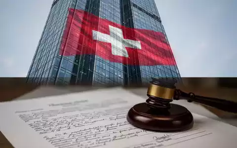 Ein moderner Glaswolkenkratzer mit Schweizer Flaggenreflexion und einem verschwommenen Rechtsdokument mit einem Richterhammer davor. - Foto: über boerse-global.de