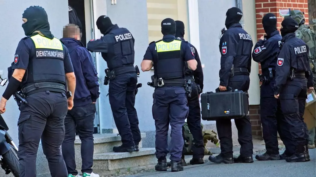 POL-GÖ: (201/2026) Forciertes Vorgehen nach Schüssen am Weender Tor: Polizei durchsucht zwei weitere Wohnhäuser in Rhumspringe und Hannover, erneut Spezialeinsatzkommandos im Einsatz - Bild: presseportal.de