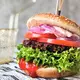 Illustration - Ein Patty aus Kidneybohnen auf einem Veggie-Burger - Bild: Doreen Hassek/haupstadtkueche.blogspot.com/dpa-tmn