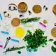 Von KI entworfene Zutaten für einen nachhaltigen und dabei leckeren Burger: unter anderem Zucht-Champignons, Rucola, Rosmarin, Körner und Gewürze. - Bild: Living Matter Lab / EurekAlert/dpa