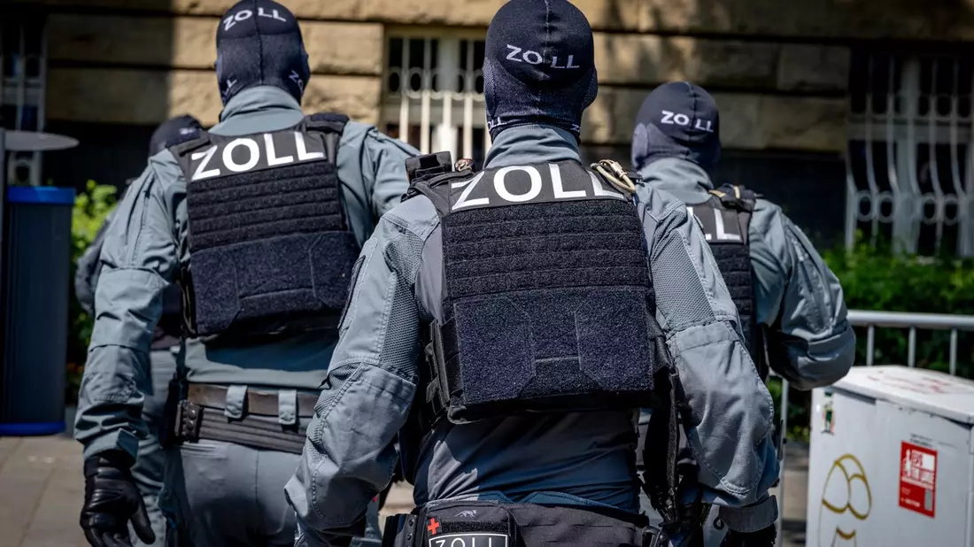 ZOLL-E: Wir sind der Zoll im Ruhrgebiet: 3.000 Besucher trotz Rekordhitze / Spannende Einblicke und heiße Temperaturen: Ein rundum erfolgreicher Tag - Bild: presseportal.de
