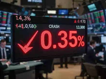 Eine rote Abwärtspfeil-Grafik und die Zahl 0,35 auf einem Börsenbildschirm, der einen 13-prozentigen Aktiensturz symbolisiert. - Foto: über boerse-global.de