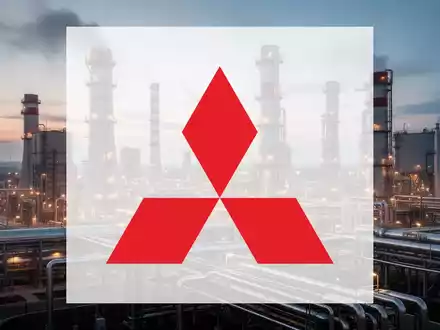 Eine futuristische Erdgaskraftwerksanlage bei Sonnenuntergang mit leuchtenden Turbinen und komplexen Rohrleitungen, die Energie und industrielle Investitionen symbolisiert. - Foto: über boerse-global.de