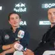 Florian Lipowitz (l) und Remco Evenepoel nehmen an einer Pressekonferenz teil. (Archivbild) - Bild: Clara Margais/dpa