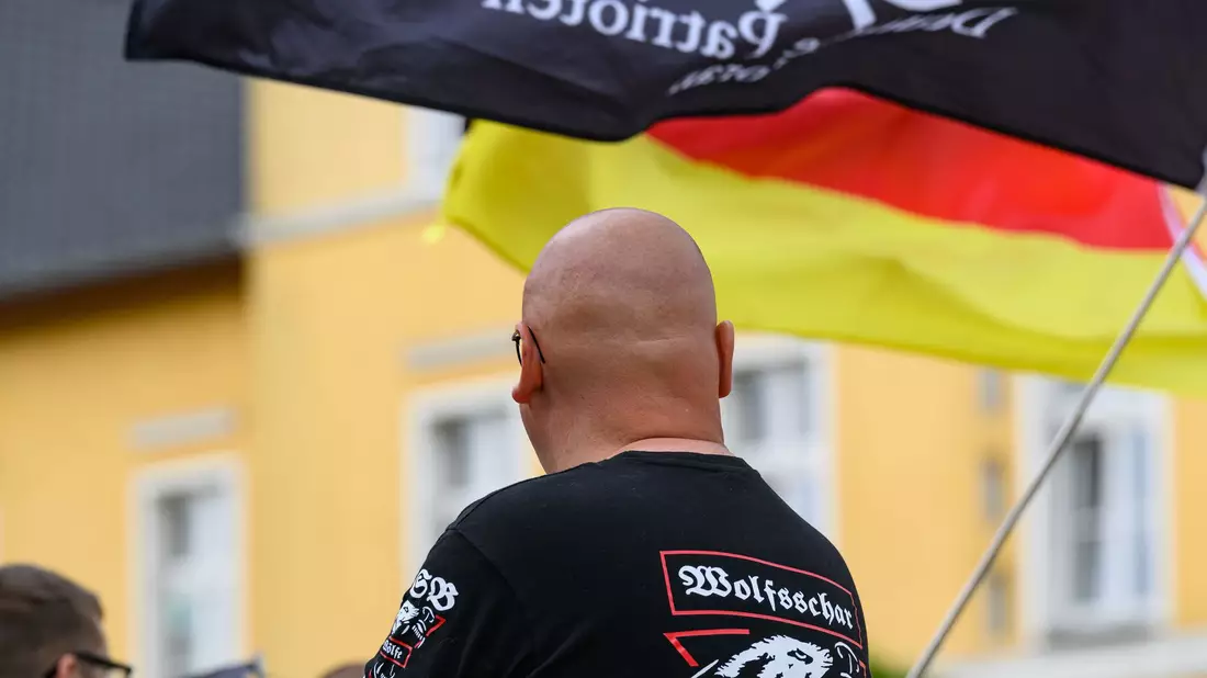 Den größten Zuwachs sieht das Bundesamt für Verfassungsschutz bei den Rechtsextremisten. (Symbolbild) - Bild: Patrick Pleul/dpa