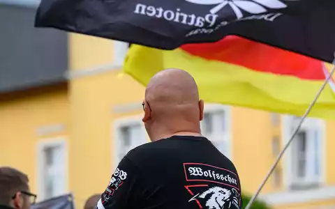 Den größten Zuwachs sieht das Bundesamt für Verfassungsschutz bei den Rechtsextremisten. (Symbolbild) - Foto: Patrick Pleul/dpa