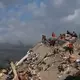 Einsatzkräfte aus Venezuela und zahlreichen anderen Staaten suchen nach den Erdbeben in Venezuela weiter nach Verschütteten. - Bild: Matias Delacroix/AP/dpa