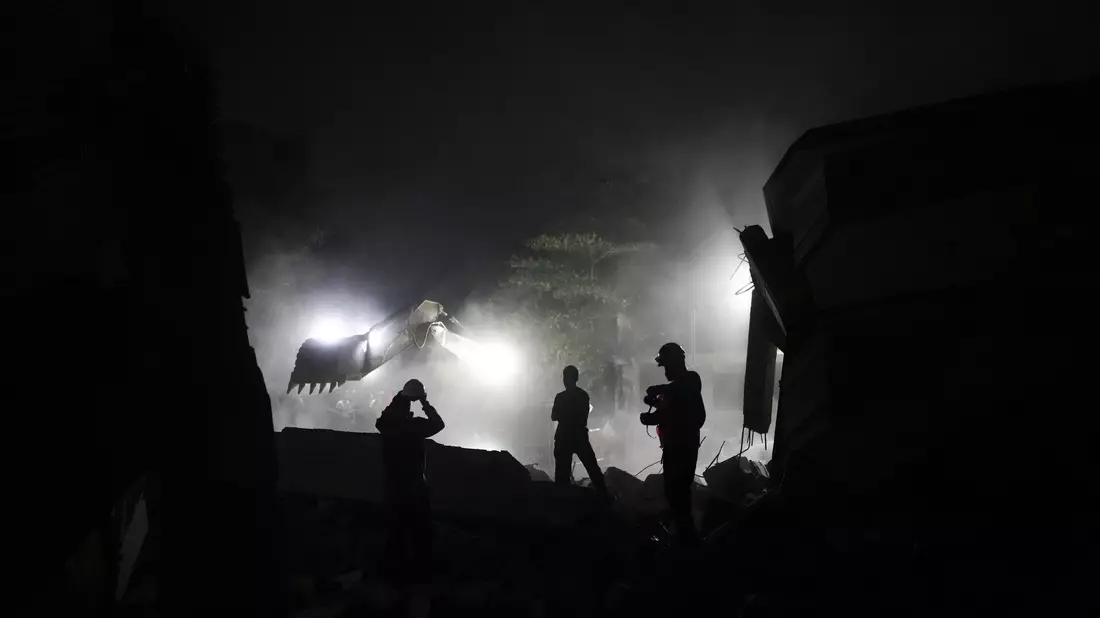 Auch Tage nach den Beben werden noch Überlebende gefunden. - Bild: Matias Delacroix/AP/dpa