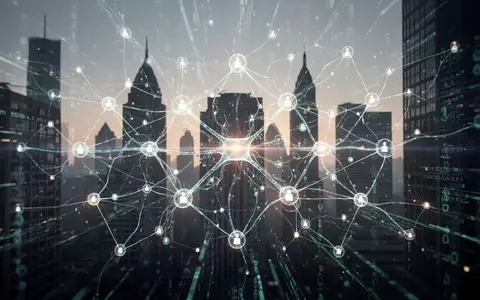 Leuchtendes, vernetztes neuronales Netzdiagramm überlagert subtil Firmengebäude und digitale Datenströme, symbolisiert KI-Partnerschaften. - Foto: über boerse-global.de