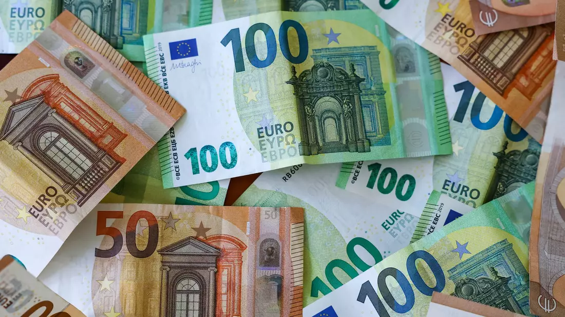 Es gab 2025 in Dollar gerechnet 2,6 Millionäre in Deutschland. (Symbolbild) - Bild: Jan Woitas/dpa