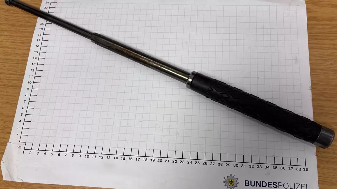 BPOL NRW: Hiebwaffe im Rucksack: Bundespolizei beschlagnahmt Schlagstock - Bild: presseportal.de