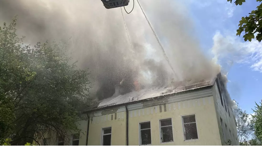 FW-M: Zwei Dachstuhlbrände fordern zahlreiche Einsatzkräfte der Branddirektion (München) - Bild: presseportal.de
