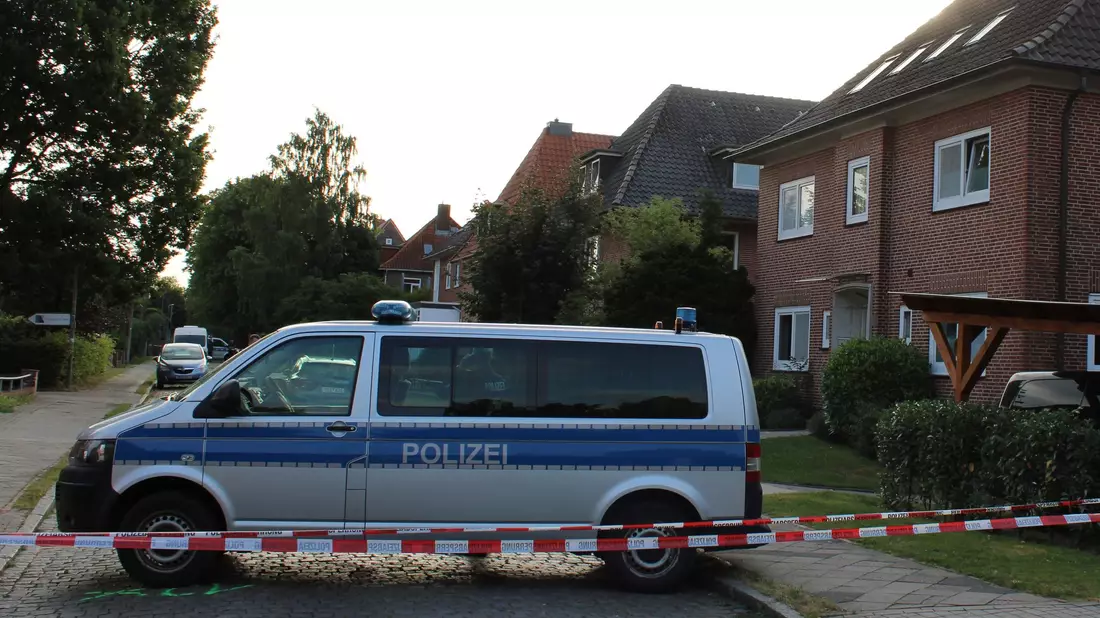 Nach den tödlichen Schüssen in einer Jugendeinrichtung in Stade suchen die Ermittler Spuren und Beweise am Tatort. - Bild: Kai Moorschlatt/dpa