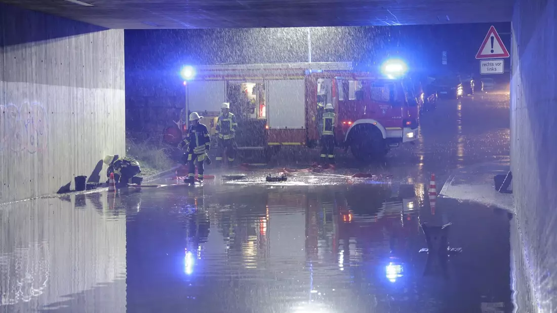 Teils heftige Gewitter mit Starkregen, Hagel und Sturmböen sind über Teile Bayerns hinweggezogen. - Bild: Fotoreport-DB/extremwetter.tv / Bernd März/dpa