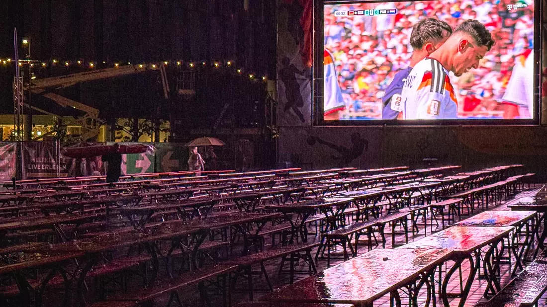 Ins Wasser gefallen: Public Viewings in der Nacht zum Deutschland-Spiel.  - Bild: Jason Tschepljakow/dpa