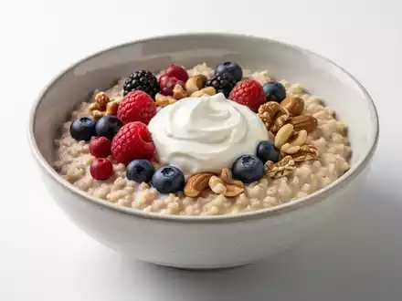 Eine appetitliche Schüssel Porridge mit Beeren, Nüssen und Joghurt, die ein gesundes Frühstück darstellt. - Foto: über boerse-global.de