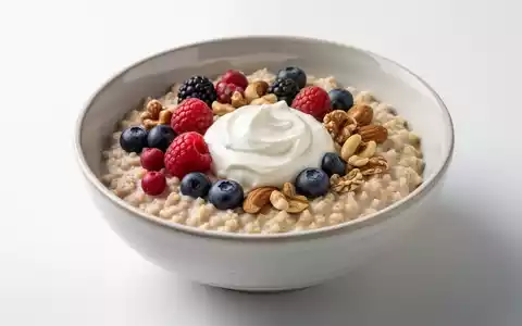 Eine appetitliche Schüssel Porridge mit Beeren, Nüssen und Joghurt, die ein gesundes Frühstück darstellt. - Foto: über boerse-global.de