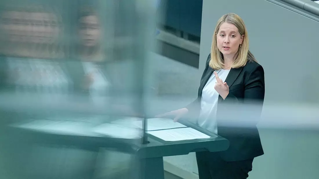 Bauministerin Verena Hubertz will leere Bürogebäude als neuen Wohnraum aktivieren. (Archivbild)  - Bild: Michael Kappeler/dpa