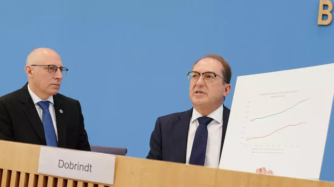 Bundesminister Alexander Dobrindt (CSU) sagt, der Linksextremismus sei zunehmend eine Bedrohung für die öffentliche Sicherheit und Ordnung. - Bild: Kay Nietfeld/dpa