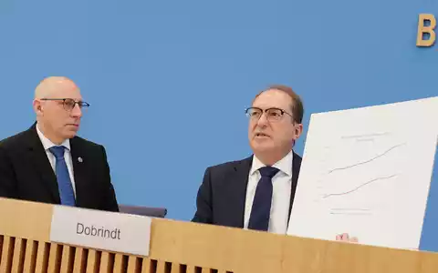Bundesminister Alexander Dobrindt (CSU) sagt, der Linksextremismus sei zunehmend eine Bedrohung für die öffentliche Sicherheit und Ordnung. - Foto: Kay Nietfeld/dpa