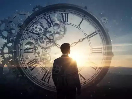 Eine stilisierte Uhr mit Zahnrädern und einer Person, die auf einen hellen Horizont blickt, symbolisiert Zukunftsplanung und Zeitreisen. - Foto: über boerse-global.de