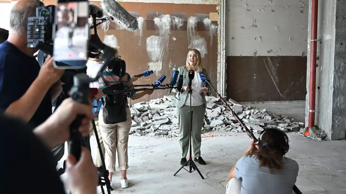Bauministerin Verena Hubertz schaute sich in Berlin den Umbau zu Wohneinheiten an. - Bild: Elisa Schu/dpa