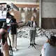 Bauministerin Verena Hubertz schaute sich in Berlin den Umbau zu Wohneinheiten an. - Bild: Elisa Schu/dpa