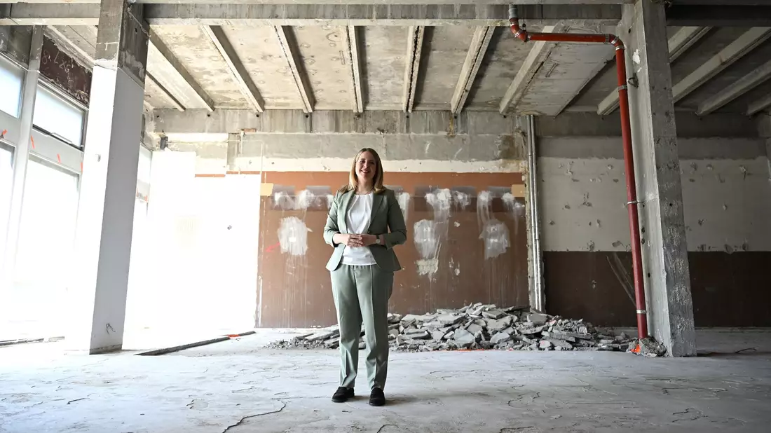 Auf der Baustelle: Gewerbeimmobilien sollen zu neuem Wohnraum werden. - Bild: Elisa Schu/dpa