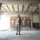 Auf der Baustelle: Gewerbeimmobilien sollen zu neuem Wohnraum werden. - Bild: Elisa Schu/dpa