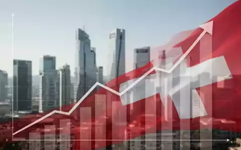 Eine stilisierte Grafik mit Aufwärtstrend und Schweizer Farben, davor eine unscharfe Finanzviertel-Skyline bei Tag. - Foto: über boerse-global.de