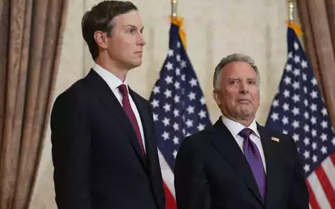 Der Schwiegersohn von US-Präsident Donald Trump, Jared Kushner (l), und der US-Sondergesandte Steve Witkoff sollen heute zu Gesprächen in Doha sein. (Archivbild) - Foto: Jacquelyn Martin/POOL AP/dpa
