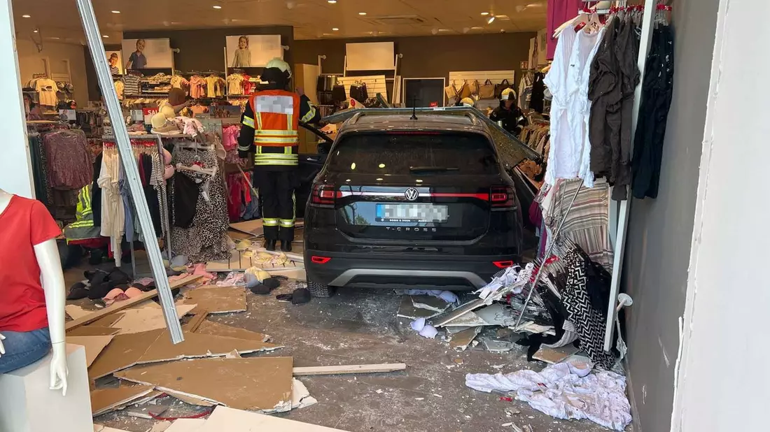 Mittelhessen: MARBURG-BIEDENKOPF: Auto kracht durch Schaufensterscheibe + Diebe auf Firmengelände unterwegs - Bild: presseportal.de